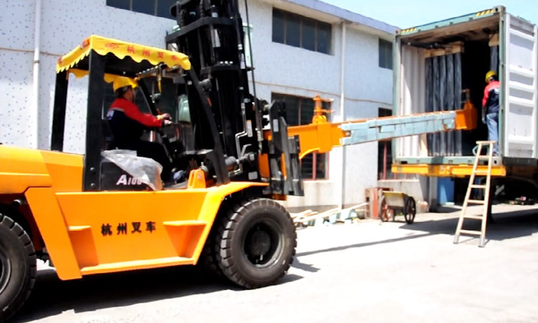杭州叉車|玻璃行業，叉車串桿屬具卸貨實拍案例